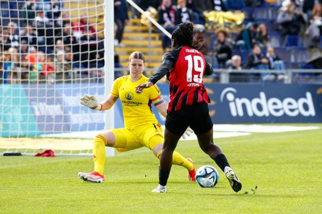 20 04 2024, xavx, Fußball 1 Bundesliga Damen, Eintracht Frankfurt Frauen 1 FC Nürnberg emspor, v l Torwart Lea Paulick 1 FC Nürnberg , Nicole Anyomi Eintracht Frankfurt DFL DFB REGULATIONS PROHIBIT ANY USE OF PHOTOGRAPHS as IMAGE SEQUENCES and or QUASI VIDEO Frankfurt am Main
