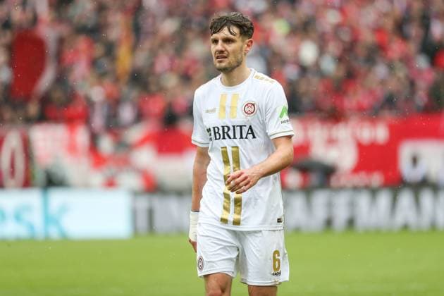 20 04 2024, xusrbx, Soccer 2 Bundesliga, 1 FC Kaiserslautern SV Wehen Wiesbaden emspor, Gino Fechner SV Wehen Wiesbaden, 6 , action, single image, cropping, portrait, face, upper body, DFL DFB REGULATIONS PROHIBIT ANY USE OF PHOTOGRAPHS as IMAGE SEQUENCES and or QUASI VIDEO Kaiserslautern