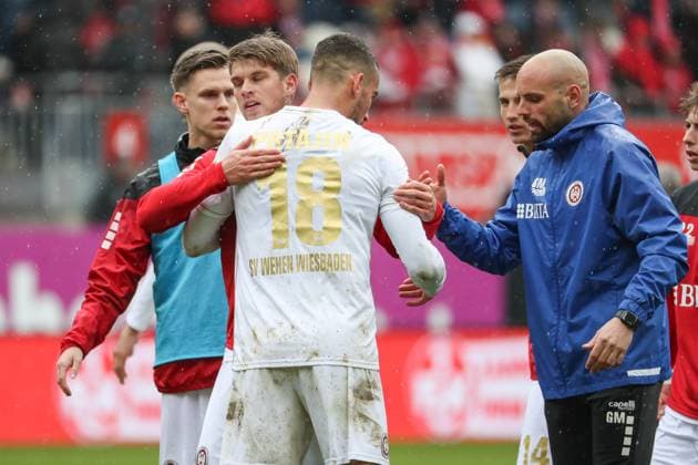 20 04 2024, xusrbx, Fußball 2 Bundesliga, 1 FC Kaiserslautern SV Wehen Wiesbaden emspor, v l Ivan Prtajin SV Wehen Wiesbaden, 18 , Giuliano Modica Co Trainer SV Wehen Wiesbaden , DFL DFB REGULATIONS PROHIBIT ANY USE OF PHOTOGRAPHS as IMAGE SEQUENCES and or QUASI VIDEO Kaiserslautern