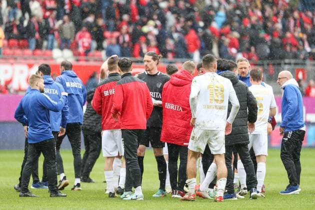 20 04 2024, xusrbx, Soccer 2 Bundesliga, 1 FC Kaiserslautern SV Wehen Wiesbaden emspor, the players of SV Wehen Wiesbaden, after the match, DFL DFB REGULATIONS PROHIBIT ANY USE OF PHOTOGRAPHS as IMAGE SEQUENCES and or QUASI VIDEO Kaiserslautern