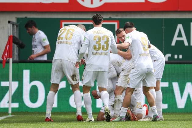 20 04 2024, xusrbx, Soccer 2 Bundesliga, 1 FC Kaiserslautern SV Wehen Wiesbaden emspor, the players of SV Wehen Wiesbaden, goal celebration, to equalize, in the 74, minute of the match, goal scorer to Ivan Prtajin SV Wehen Wiesbaden, 18 , DFL DFB REGULATIONS PROHIBIT ANY USE OF PHOTOGRAPHS as IMAGE SEQUENCES and or QUASI VIDEO Kaiserslautern