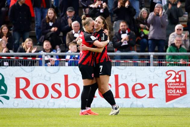 20 04 2024, xavx, Fußball 1 Bundesliga Damen, Eintracht Frankfurt Frauen 1 FC Nürnberg emspor, v l Lara PraÅ¡nikar Eintracht Frankfurt celebrate the goal, Der Torjubel zum 4 1 DFL DFB REGULATIONS PROHIBIT ANY USE OF PHOTOGRAPHS as IMAGE SEQUENCES and or QUASI VIDEO Frankfurt am Main