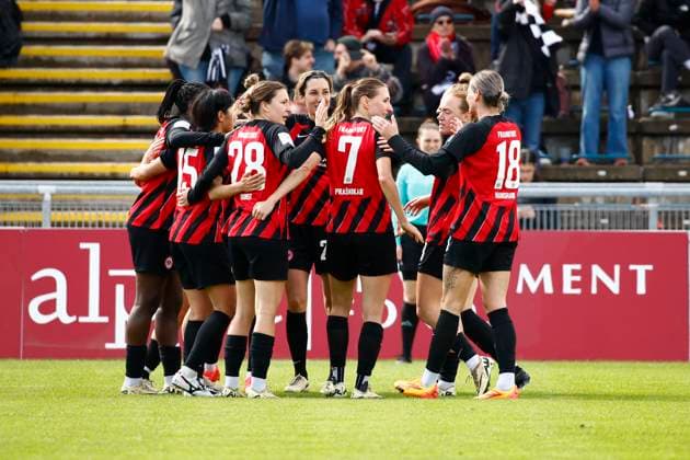 20 04 2024, xavx, Fußball 1 Bundesliga Damen, Eintracht Frankfurt Frauen 1 FC Nürnberg emspor, v l Lara PraÅ¡nikar Eintracht Frankfurt celebrate the goal, Der Torjubel zum 4 1 DFL DFB REGULATIONS PROHIBIT ANY USE OF PHOTOGRAPHS as IMAGE SEQUENCES and or QUASI VIDEO Frankfurt am Main
