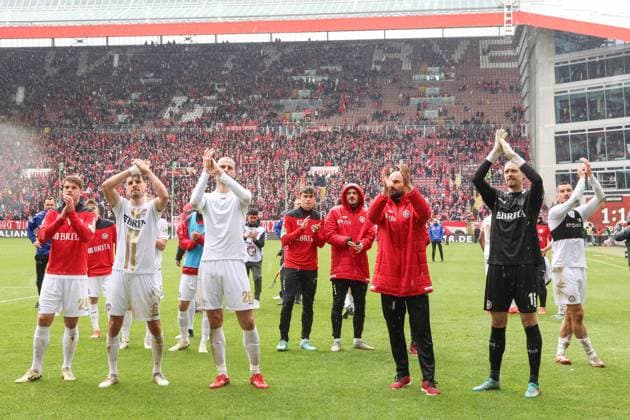 20 04 2024, xusrbx, Soccer 2 Bundesliga, 1 FC Kaiserslautern SV Wehen Wiesbaden emspor, v l the players of SV Wehen Wiesbaden, after the match, DFL DFB REGULATIONS PROHIBIT ANY USE OF PHOTOGRAPHS as IMAGE SEQUENCES and or QUASI VIDEO Kaiserslautern