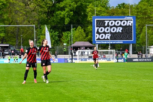 20 04 2024, GER, Soccer, Google Pixel Womens Bundesliga, 2023 2024, Eintracht Frankfurt 1 FC Nürnberg Lara Prasnikar 7 Frankfurt cheers with Pia Sophie Wolter 17 Frankfurt Frankfurt am Main Stadion am Brentanobad Hessen Germany