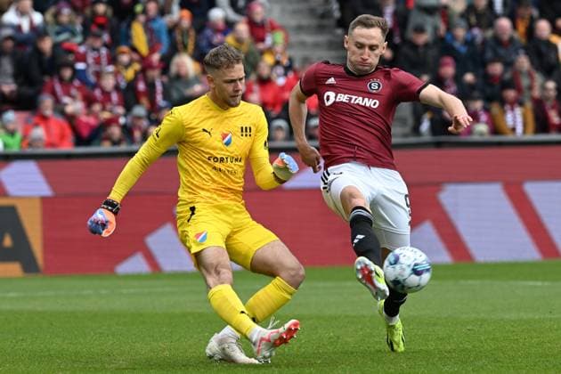 Utkani 29. kola prvni fotbalove ligy Sparta Praha - Banik Ostrava, 20. dubna 2024, Praha. Zleva brankar Jakub Markovic z Ostravy a Jan Kuchta ze Sparty. (CTKxPhoto MichaelaxRihova) CTKPhotoP2024042003308  CTKPhotoP2024042003308