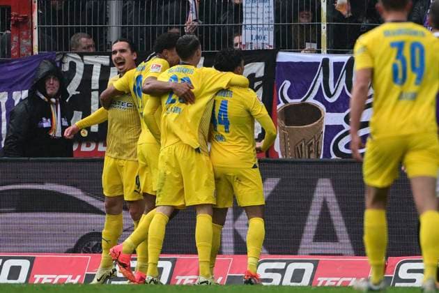 Goal celebration for 0 3 by Johan Gomez 44 Braunschweig , VfL Osnabrueck vs Eintracht Braunschweig, Fußball, 2 Bundesliga, 30 Spieltag, 20 04 2024 DFB regulations prohibit any use of photographs as image sequences and or quasi video Osnabrueck Niedersachsen Germany Copyright: xkolbert-press MarcxNiemeyerx
