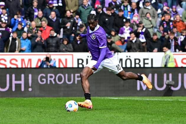 Kwasi Okyere Wriedt 10 Osnabrueck misses penalty, VfL Osnabrueck vs Eintracht Braunschweig, Fußball, 2 Bundesliga, 30 Spieltag, 20 04 2024 DFB regulations prohibit any use of photographs as image sequences and or quasi video Osnabrueck Niedersachsen Germany Copyright: xkolbert-press MarcxNiemeyerx