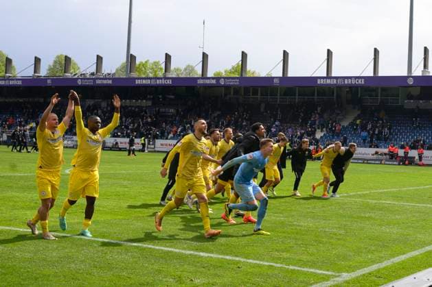 Braunschweig team celebrates with the fans, VfL Osnabrueck vs Eintracht Braunschweig, Fußball, 2 Bundesliga, 30 Spieltag, 20 04 2024 DFB regulations prohibit any use of photographs as image sequences and or quasi video Osnabrueck Niedersachsen Germany Copyright: xkolbert-press MarcxNiemeyerx