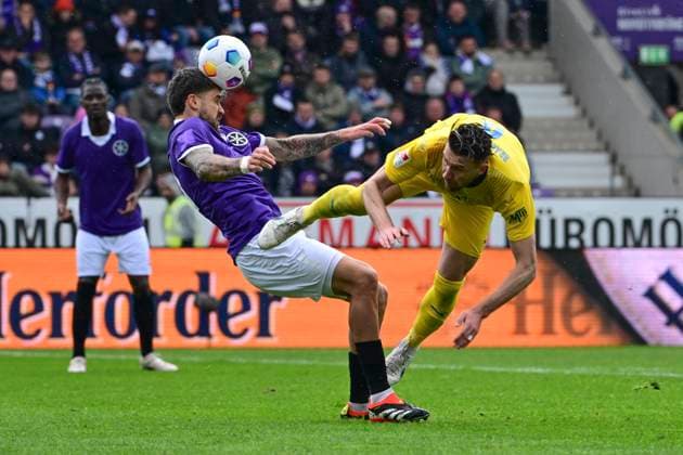 Ermin Bicakcic 6 Braunschweig in duel, action, with Lex Tyger Lobinger 21 Osnabrueck , VfL Osnabrueck vs Eintracht Braunschweig, Soccer, 2 Bundesliga, Matchday 30, 20 04 2024 DFB regulations prohibit any use of photographs as image sequences and or quasi video Osnabrueck Niedersachsen Germany Copyright: xkolbert-press MarcxNiemeyerx