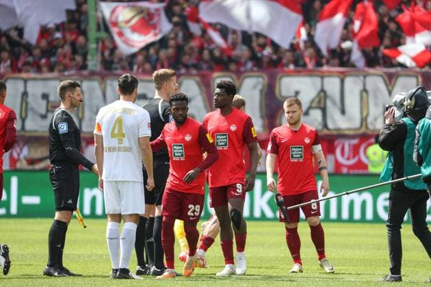 20 04 2024, xusrbx, Soccer 2 Bundesliga, 1 FC Kaiserslautern SV Wehen Wiesbaden emspor, the players of both teams before the match, DFL DFB REGULATIONS PROHIBIT ANY USE OF PHOTOGRAPHS as IMAGE SEQUENCES and or QUASI VIDEO Kaiserslautern