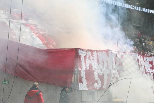 20 04 2024, xusrbx, Football 2 Bundesliga, 1 FC Kaiserslautern SV Wehen Wiesbaden emspor, the fans of SV Wehen Wiesbaden, fire, smoke, Bengali, fireworks, smoke bomb, DFL DFB REGULATIONS PROHIBIT ANY USE OF PHOTOGRAPHS as IMAGE SEQUENCES and or QUASI VIDEO Kaiserslautern