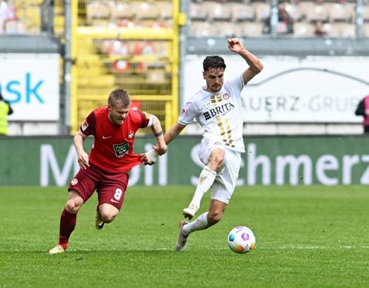 Soccer 2 Bundesliga Season 2023 24 Kaiserslautern Fritz Walter Stadion 20 04 2024 1 FC Kaiserslautern fck SV Wehen Wiesbaden ww 1 1 Jean ZIMMER 1 FC Kaiserslautern , li Gino FECHNER SV Wehen Wiesbaden Soccer 2 Bundesliga 1 FC Kaiserslautern
