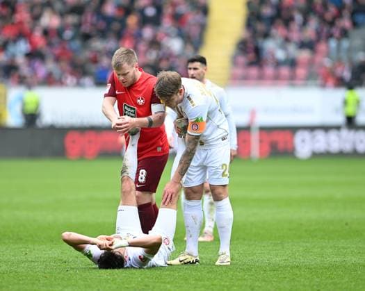 Football 2 Bundesliga Season 2023 24 Kaiserslautern Fritz Walter Stadion 20 04 2024 1 FC Kaiserslautern fck SV Wehen Wiesbaden ww 1 1 First aid Jean ZIMMER 1 FC Kaiserslautern ,left, and Marcus MATHISEN SV Wehen Wiesbaden ,right, help Robin HEUSSER SV Wehen Wiesbaden Football 2 Bundesliga 1 FC Kaiserslautern