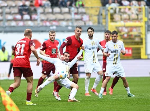 Soccer 2 Bundesliga Season 2023 24 Kaiserslautern Fritz Walter Stadion 20 04 2024 1 FC Kaiserslautern fck SV Wehen Wiesbaden ww 1 1 Keenan BENNETTS SV Wehen Wiesbaden , mi Filip KALOC 1 FC Kaiserslautern , behind Soccer 2 Bundesliga 1 FC Kaiserslautern
