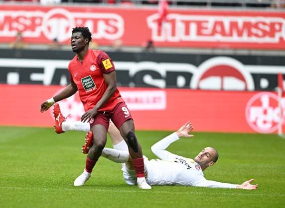Soccer 2 Bundesliga Season 2023 24 Kaiserslautern Fritz Walter Stadion 20 04 2024 1 FC Kaiserslautern fck SV Wehen Wiesbaden ww 1 1 Ragnar ACHE 1 FC Kaiserslautern , li Aleksandar VUKOTIC SV Wehen Wiesbaden Soccer 2 Bundesliga 1 FC Kaiserslautern