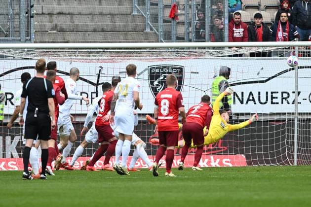 Soccer 2 Bundesliga Season 2023 24 Kaiserslautern Fritz Walter Stadion 20 04 2024 1 FC Kaiserslautern fck SV Wehen Wiesbaden ww 1 1 Goalkeeper Julian KRAHL 1 FC Kaiserslautern prevents a goal Soccer 2 Bundesliga 1 FC Kaiserslautern