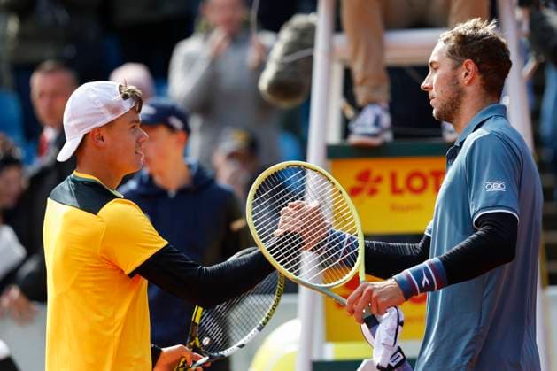 Holger Rune congratulates the winner Jan Lennard Struff GER Tennis BMW Open 2024 ATP MTTC Iphitos Munich Germany April 20, 2024 Copyright: xJuergenxHasenkopfx