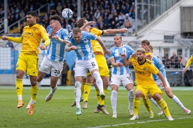 Sport Themen der Woche KW16 Sport Bilder des Tages Kopfball Michael Glueck 35 (TSV 1860 Muenchen), Tim Rieder 6 (TSV 1860 Muenchen), TSV 1860 Muenchen vs. 1. FC Saarbruecken. Liga, 34. Spieltag, 20.04.2024 DFB regulations prohibit any use of photographs as image sequences and or quasi-video Muenchen Bayern Deutschland *** Header Michael Glueck 35 TSV 1860 Muenchen , Tim Rieder 6 TSV 1860 Muenchen , TSV 1860 Muenchen vs 1 FC Saarbruecken Liga, 34 Spieltag, 20 04 2024 DFB regulations prohibit any use of photographs as image sequences and or quasi video Muenchen Bayern Germany Copyright: xkolbert-press UlrichxGamelx