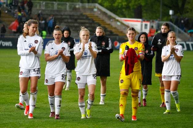 20 04 2024, xavx, Fussball 1 Bundesliga Damen, Eintracht Frankfurt Frauen 1 FC Nürnberg emspor, v l Disappointed players from 1 FC Nürnberg thank the fans DFL DFB REGULATIONS PROHIBIT ANY USE OF PHOTOGRAPHS as IMAGE SEQUENCES and or QUASI VIDEO Frankfurt am Main