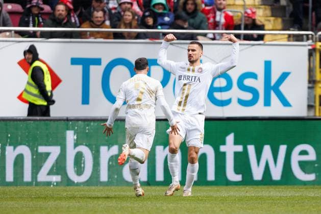Ivan Prtajin SV Wehen Wiesbaden celebrates the goal for 1 1 with Robin Heusser SV Wehen Wiesbaden , 1 FC Kaiserslautern vs SV Wehen Wiesbaden, Soccer, 2 Bundesliga, Season 2023 2024, Matchday 30, 20 04 2024 1 FC Kaiserslautern vs SV Wehen Wiesbaden, Soccer, 2 Bundesliga, Season 2023 2024, Matchday 30, 20 04 2024 Kaiserslautern Copyright: xEibner-Pressefoto AlexanderxNeisx EP_ANS