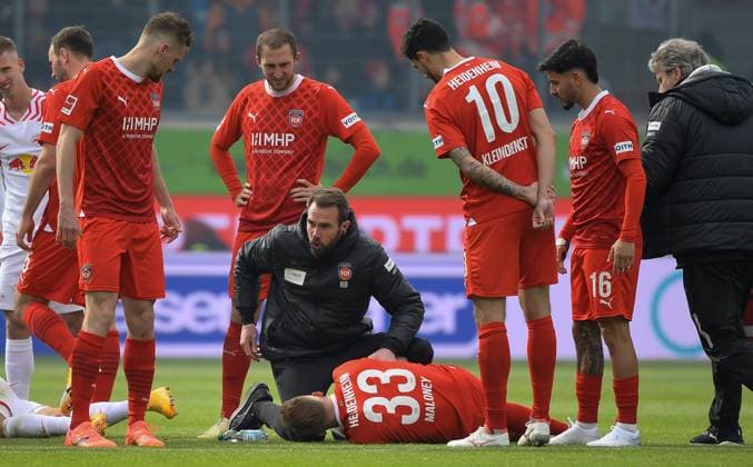 Sport Themen der Woche KW16 Sport Bilder des Tages 20.04.2024, xemx, Fussball 1.Bundesliga, 1.FC Heidenheim - RB Leipzig emspor, v.l. Lennard Maloney (1.FC Heidenheim) verletzt am Boden nach Zweikampf mit Xavi Simons (RB Leipzig) (DFL DFB REGULATIONS PROHIBIT ANY USE OF PHOTOGRAPHS as IMAGE SEQUENCES and or QUASI-VIDEO) Heidenheim *** 20 04 2024, xemx, Fussball 1 Bundesliga, 1 FC Heidenheim RB Leipzig emspor, v l Lennard Maloney 1 FC Heidenheim injured on the ground after duel with Xavi Simons RB Leipzig DFL DFB REGULATIONS PROHIBIT ANY USE OF PHOTOGRAPHS as IMAGE SEQUENCES and or QUASI VIDEO Heidenheim