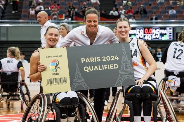 Sport Themen der Woche KW16 Sport Bilder des Tages 2024 IWBF Women’s Repechage: Deutschland - Frankreich; 20.04.2024 Svenja Mayer (Deutschland, 13), Gesche Schünemann (Co-Trainerin Deutschland), Lilly-Rose Sellak (Deutschland, 14) posieren mit dem Golden Ticket, Qualifikation für die Paris 2024 Paralympics 2024 IWBF Women’s Repechage: Deutschland - Frankreich; Asue Arena, Osaka *** 2024 IWBF Womens Repechage Germany France 20 04 2024 Svenja Mayer Germany, 13 , Gesche Schünemann Co Trainer Germany , Lilly Rose Sellak Germany, 14 pose with the Golden Ticket, qualification for the Paris 2024 Paralympics 2024 IWBF Womens Repechage Germany France Asue Arena, Osaka Copyright: xBEAUTIFULxSPORTS Wunderlx