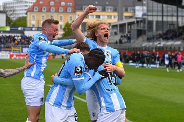Sport Themen der Woche KW16 Sport Bilder des Tages Torjubel um Tim KLOSS (TSV 1860 Muenchen) nach Tor zum 1-1, mit Jesper VERLAAT (1860 Muenchen), Mansour OURO TAGBA (TSV 1860 Muenchen), Fabian GREILINGER (TSV 1860 Muenchen) Aktion,Jubel,Freude,Begeisterung, Fussball 3.Liga, 34.Spieltag TSV 1860 Muenchen - 1.FC Saarbruecken 1-1 am 120.04.2024 in Muenchen GRUENWALDER STADION. DFL REGULATIONS PROHIBIT ANY USE OF PHOTOGRAPHS AS IMAGE SEQUENCES AND OR QUASI-VIDEO. *** Goal celebration around Tim KLOSS TSV 1860 Muenchen after goal to 1 1, with Jesper VERLAAT 1860 Muenchen , Mansour OURO TAGBA TSV 1860 Muenchen , Fabian GREILINGER TSV 1860 Muenchen action,jubilation,joy,enthusiasm, Soccer 3 Liga, 34 Matchday TSV 1860 Muenchen 1 FC Saarbruecken 1 1 on 120 04 2024 in Munich GRUENWALDER STADION DFL REGULATIONS PROHIBIT ANY USE OF PHOTOGRAPHS AS IMAGE SEQUENCES AND OR QUASI VIDEO
