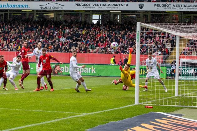 20 04 2024, Soccer 2 Bundesliga, Season 2023 24, Matchday 30 1 FC Kaiserslautern vs SV Wehen Wiesbaden 1 1 Wehen Wiesbaden have not scored in this situation yet Copyright: xx