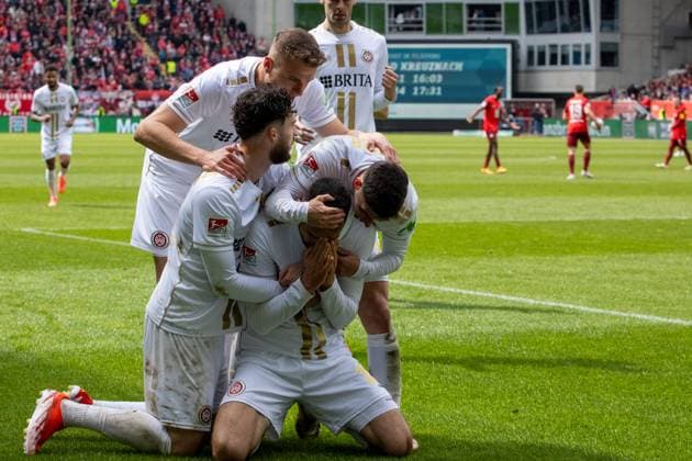 20 04 2024, Football 2 Bundesliga, Season 2023 24, Matchday 30 1 FC Kaiserslautern v SV Wehen Wiesbaden 1 1 Great jubilation after Ivan Prtajins equalizer 18, SV Wehen Wiesbaden Copyright: xx