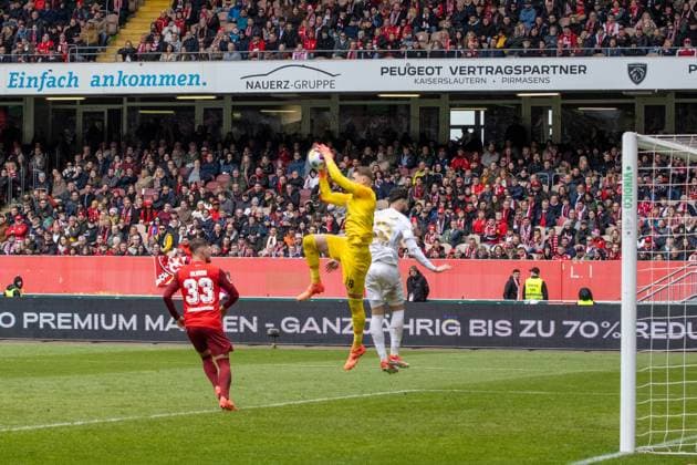 20 04 2024, Soccer 2 Bundesliga, Season 2023 24, Matchday 30 1 FC Kaiserslautern vs SV Wehen Wiesbaden 1 1 Julian Krahl 18, 1 FC Kaiserslautern has the ball safely Copyright: xx