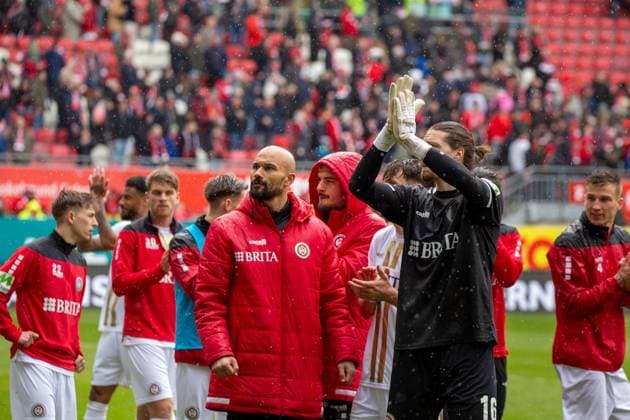 20 04 2024, Football 2 Bundesliga, Season 2023 24, Matchday 30 1 FC Kaiserslautern v SV Wehen Wiesbaden 1 1 SV Wehen Wiesbaden players are delighted after the draw in Kaiserslautern Copyright: xx