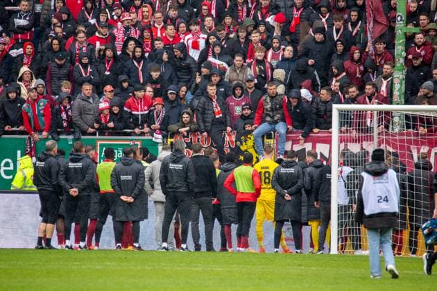 20 04 2024, Football 2 Bundesliga, Season 2023 24, Matchday 30 1 FC Kaiserslautern v SV Wehen Wiesbaden 1 1 The 1 FC Kaiserslautern team faces the fans after the disappointing draw Copyright: xx