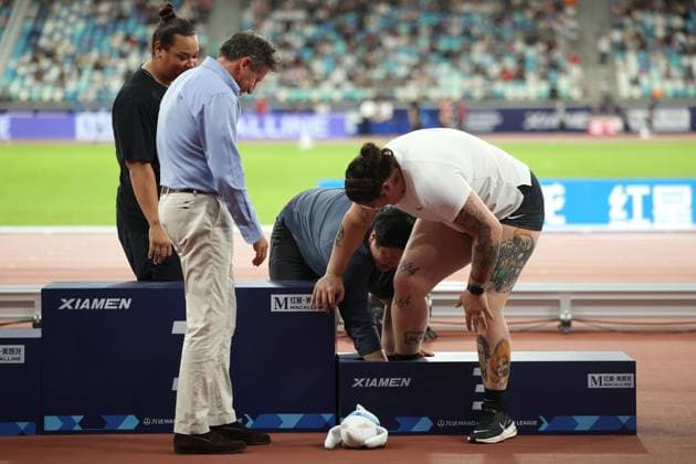 Sport Themen der Woche KW16 Sport Bilder des Tages (240420) -- XIAMEN, April 20, 2024 -- Gong Lijiao (2nd R) of China helps Chase Jackson (1st R) of the United States after Jackson s foot got stuck in the podium during the awarding ceremony for the women s shot put event at the 2024 Wanda Diamond League Xiamen Meeting in Xiamen, southeast China s Fujian Province, April 20, 2024. ) (SP)CHINA-XIAMEN-ATHLETICS-DIAMOND LEAGUE (CN) LixMing 