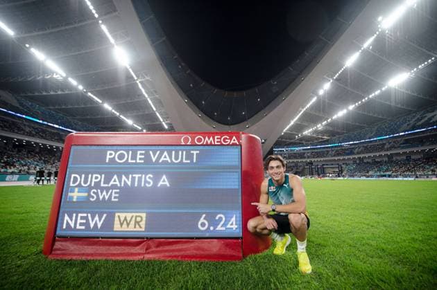 Sport Themen der Woche KW16 Sport Bilder des Tages (240420) -- XIAMEN, April 20, 2024 -- Armand Duplantis of Sweden poses with his new world record after men s pole vault event at the 2024 Wanda Diamond League Xiamen Meeting in Xiamen, southeast China s Fujian Province, April 20, 2024. Armand Duplantis broke the men s pole vault world record with 6.24 meters in the Diamond League Xiamen event. ) (SP)CHINA-XIAMEN-ATHLETICS-DIAMOND LEAGUE (CN) JiangxHan 