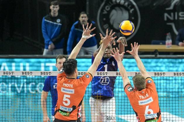 Berlin, Germany 20 April 2024 1 VBL 2023 2024 Final Sp 3 Berlin Recycling Volleys vs VfB Friedrichshafen Pictured from left in a duel Nehemiah Mote BR Volleys , Jose Israel Masso Alvarez VfB Friedrichshafen , Johannes Tille BR Volleys Copyright: xFotostandx xReuhlx