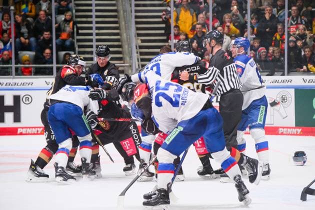 Sport Themen der Woche KW16 Team (Deutschland) und Team (Slowakei) beim Spiel Deutschland v Slowakei, Eishockey, Herren, Länderspiel, WM-Vorbereitung 2024 am 20.04.2024 in Augsburg, Curt-Frenzel-Stadion. Bayern Deutschland *** Team Germany and Team Slovakia at the match Germany v Slovakia, ice hockey, men, international match, World Championship preparation 2024 on 20 04 2024 in Augsburg, Curt Frenzel Stadion Bayern Germany
