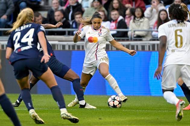 Foot - UWCL - Demi finale - OL vs PSG à Décines le 20 avril 2024 PHOTOPQR LE PROGRES Maxime JEGAT - Décines-Charpieu 20 04 2024 - Foot - UWCL - Demi finale - OL vs PSG à Décines le 20 avril 2024 -Delphine Cascarino (OL) au cours du match opposant l Olympique Lyonnais (OL Lyon en blanc) et le Paris Saint Germain (PSG Paris en bleu) au Groupama Stadium à Décines près de Lyon et comptant pour le match aller de la demie-finale de l UEFA Women Champions League (UWCL), la coupe d Europe de foot. Décines-Charpieu Rhône Rhône-Alpes France  Copyright: xPHOTOPQR LExPROGRES MAXPPPxMaximexJEGATx 20240420LPL2015 20240420LPL2015