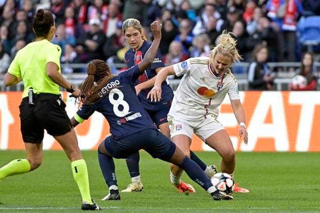 Foot - UWCL - Demi finale - OL vs PSG à Décines le 20 avril 2024 PHOTOPQR LE PROGRES Maxime JEGAT - Décines-Charpieu 20 04 2024 - Foot - UWCL - Demi finale - OL vs PSG à Décines le 20 avril 2024 -Lindsey Horan (OL) et Grace Geyoro (PSG) au cours du match opposant l Olympique Lyonnais (OL Lyon en blanc) et le Paris Saint Germain (PSG Paris en bleu) au Groupama Stadium à Décines près de Lyon et comptant pour le match aller de la demie-finale de l UEFA Women Champions League (UWCL), la coupe d Europe de foot. Décines-Charpieu Rhône Rhône-Alpes France  Copyright: xPHOTOPQR LExPROGRES MAXPPPxMaximexJEGATx 20240420LPL2136 20240420LPL2136