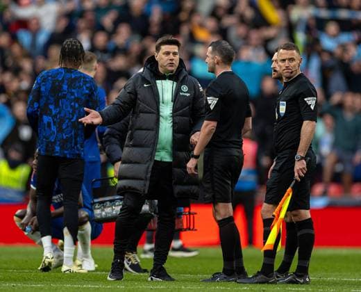 Sport Themen der Woche KW16 Football - FA Cup - Semi-Final - Manchester City FC v Chelsea FC LONDON, ENGLAND - Saturday, April 20, 2024: Chelsea s manager Mauricio Pochettino speaks with referee Michael Oliver after the FA Cup Semi-Final between Manchester City FC and Chelsea FC at Wembley Stadium. Man City won 1-0. (Photo by David Rawcliffe Propaganda) LONDON Wembley Stadium GREATER LONDON ENGLAND  Copyright: xDavidxRawcliffex P2024-04-20-Man_City_Chelsea-47