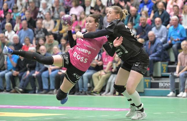 Sport Themen der Woche KW16 Sport Bilder des Tages Viktoria Woth (TusSies Metzingen, 98) gegen Nele Wenzel (HSG Bad Wildungen Vipers, 23) TusSies Metzingen vs. HSG Bad Wildungen Vipers, Handball, HBF, 21.Ligaspieltag, Saison 2023 2024, 20.04.2024 TusSies Metzingen vs. HSG Bad Wildungen Vipers, Handball, HBF, 21.Ligaspieltag, Saison 2023 2024, 20.04.2024 Metzingen *** Viktoria Woth TusSies Metzingen, 98 vs Nele Wenzel HSG Bad Wildungen Vipers, 23 TusSies Metzingen vs HSG Bad Wildungen Vipers, Handball, HBF, 21 League Matchday, Season 2023 2024, 20 04 2024 TusSies Metzingen vs HSG Bad Wildungen Vipers, Handball, HBF, 21 League Matchday, Season 2023 2024, 20 04 2024 Metzingen Copyright: xEibner-Pressefotox EP_TBR