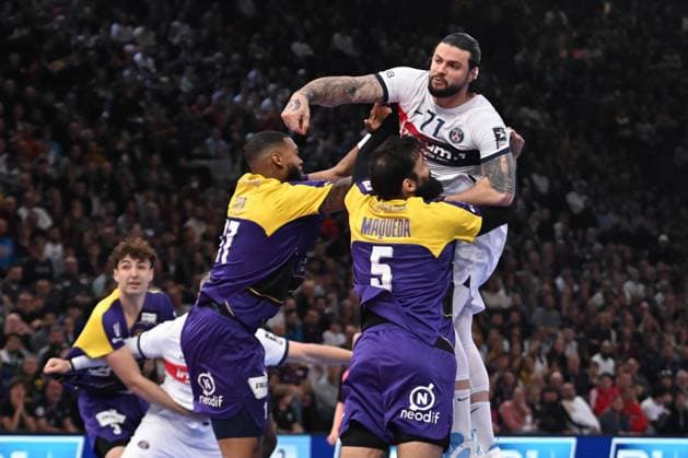 Sport Themen der Woche KW16 Sport Bilder des Tages Elohim PRANDI ( 71 - PSG ) and Jorge MAQUEDA ( 5 - Nantes ) during the French Cup final match between HBC Nantes and Paris Saint Germain at Accor Arena on April 20, 2024 in Paris, France. ( Photo by federico pestellini panoramic ) - HANDBALL : Nantes vs PSG - Finale Coupe de France - 20 04 2024 FedericoPestellini Panoramic 