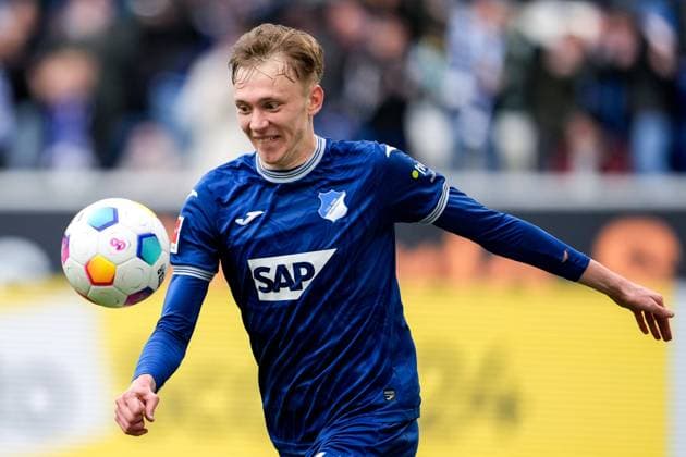 Maximilian Beier Hoffenheim, 14 , on the ball, single image, single photo, action, action, 20 04 2024, Sinsheim Germany , Football, Bundesliga, TSG 1899 Hoffenheim Borussia Mönchengladbach, DFB DFL REGULATIONS PROHIBIT ANY USE OF PHOTOGRAPHS AS IMAGE SEQUENCES AND OR QUASI VIDEO xozx