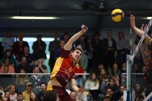 Volleyball I Men I Season 2023 2024 I 2 Bundesliga Nord I 21 Matchday I Kieler TV orderbase Volleys Münster I 20 04 2024 Peter Klaua 17, Kieler TV Adler beim Angriff Kiel Hein Dahlinger Halle Schleswig Holstein Germany Copyright: xLobeca JasperxLorenzx