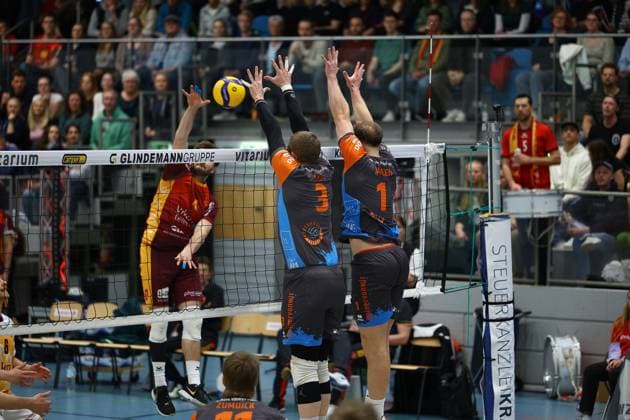 Volleyball I Men I Season 2023 2024 I 2 Bundesliga Nord I 21 Matchday I Kieler TV orderbase Volleys Münster I 20 04 2024 Freddy Kähler 4, Kieler TV Adler attacking the block of Friedrich Nagel 3, orderbase Volleys Münster and Kevin Janzen 1, orderbase Volleys Münster Kiel Hein Dahlinger Halle Schleswig Holstein Germany Copyright: xLobeca JasperxLorenzx