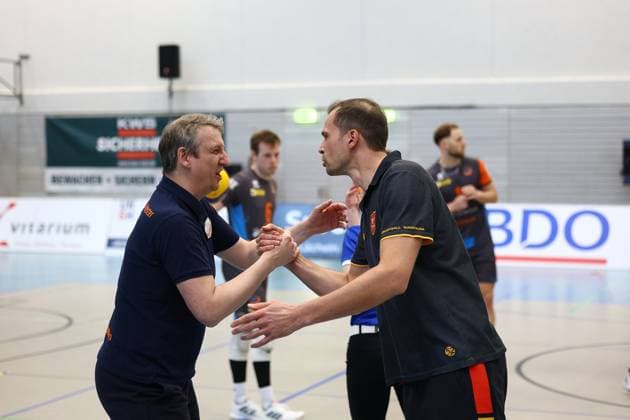 Volleyball I Men I Season 2023 2024 I 2 Bundesliga Nord I 21 Matchday I Kieler TV orderbase Volleys Münster I 20 04 2024 The coaches Kai Annacker orderbase Volleys Münster and Eric Koreng Kieler TV Adler at the handshake before the match Kiel Hein Dahlinger Halle Schleswig Holstein Germany Copyright: xLobeca JasperxLorenzx