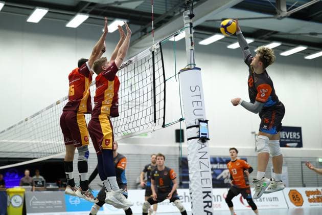 Volleyball I Men I Season 2023 2024 I 2 Bundesliga Nord I 21 Matchday I Kieler TV orderbase Volleys Münster I 20 04 2024 Joao Vitor Meirelles Thomaz 15, Kieler TV Adler and Mattis Lehmann 1, Kieler TV Adler blocking Dominik Rutkes attack 16, orderbase Volleys Münster Kiel Hein Dahlinger Halle Schleswig Holstein Germany Copyright: xLobeca JasperxLorenzx