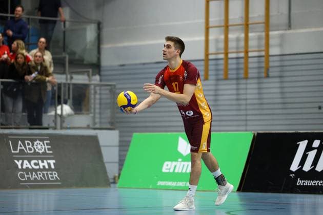 Volleyball I Men I Season 2023 2024 I 2 Bundesliga Nord I 21 Matchday I Kieler TV orderbase Volleys Münster I 20 04 2024 Peter Klaua 17, Kieler TV Adler throws the ball for the serve to Kiel Hein Dahlinger Halle Schleswig Holstein Germany Copyright: xLobeca JasperxLorenzx