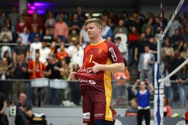 Volleyball I Herren I Saison 2023-2024 I 2. Bundesliga Nord I 21. Spieltag I Kieler TV - orderbase Volleys Münster I 20.04.2024 Mattis Lehmann (1, Kieler TV Adler) zeigt den nächsten Spielzug an Kiel Hein-Dahlinger-Halle Schleswig-Holstein Deutschland Copyright: xLobeca JasperxLorenzx