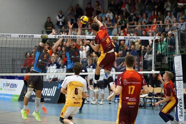 Volleyball I Herren I Saison 2023-2024 I 2. Bundesliga Nord I 21. Spieltag I Kieler TV - orderbase Volleys Münster I 20.04.2024 Luca Brirup (5, orderbase Volleys Münster) und Niklas Kotte (9, orderbase Volleys Münster) springen zum Block gegen den Angriff von Joao Vitor Meirelles Thomaz (15, Kieler TV Adler) Kiel Hein-Dahlinger-Halle Schleswig-Holstein Deutschland Copyright: xLobeca JasperxLorenzx